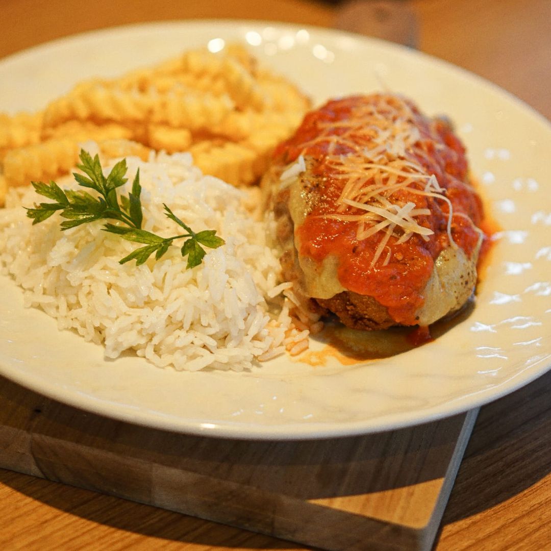 FILÉ DE FRANGO A PARMEGIANA