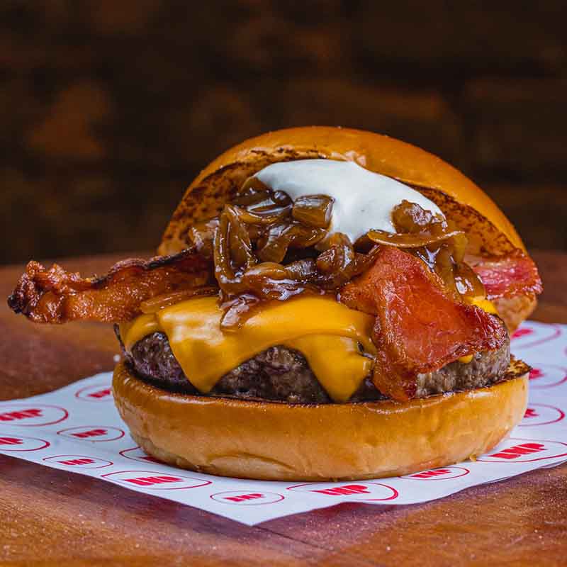 Double - 2 burgers de 150g cada, queijo cheddar, tiras de bacon