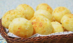 Cesta com pães de queijo 12 un