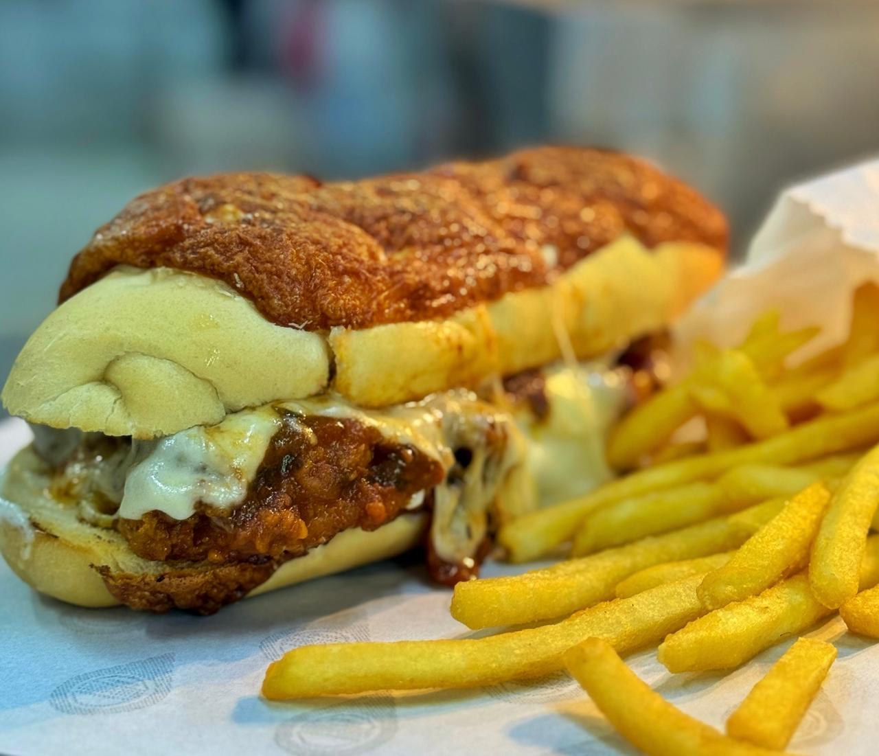 Parmegiana na Baguete e Fritas